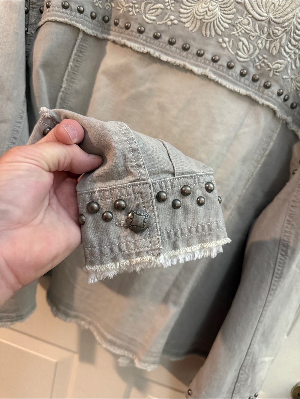 NWT Double D Ranch Saddlepack Light Gray Studded Embroidered Jean Jacket 2X - Picture 3 of 10